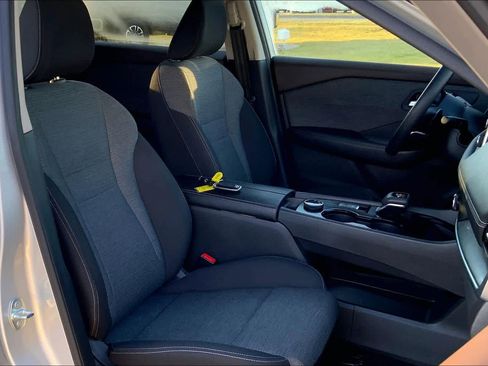 Used 2023 Nissan Rogue SV image 9