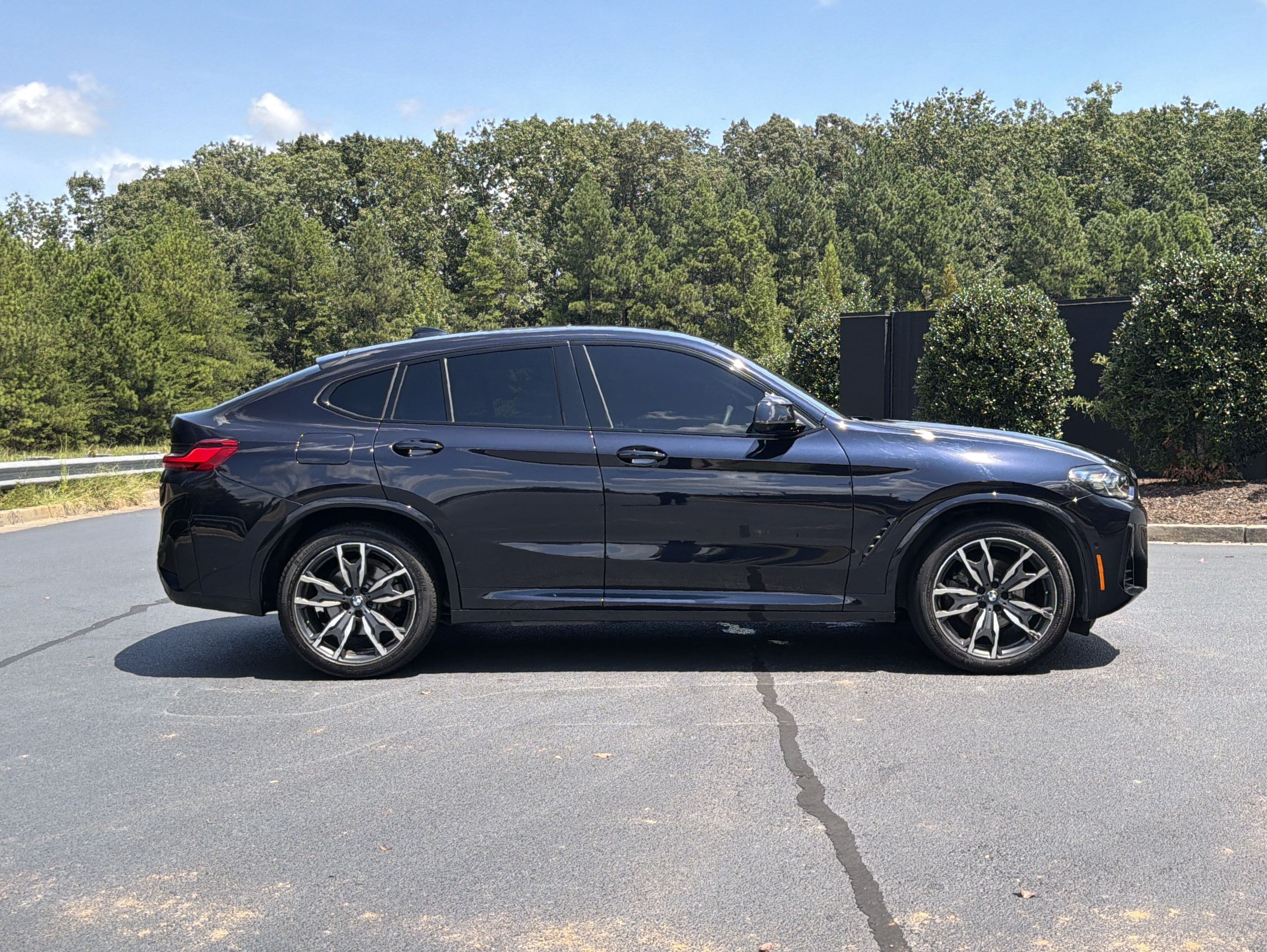 Used 2024 BMW X4 xDrive30i w/ M Sport Package AWD/4WD image 5