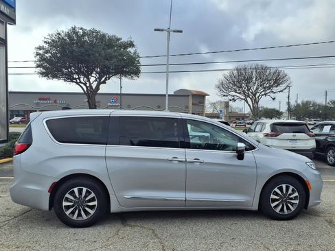 Used 2023 Chrysler Pacifica Limited FWD image 21