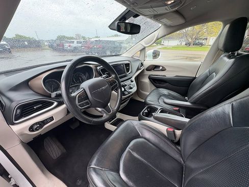 Used 2019 Chrysler Pacifica Touring-L FWD image 22