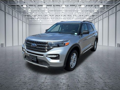 Used 2024 Ford Explorer XLT w/ Equipment Group 202A RWD image 3