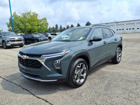 Used 2025 Chevrolet Trax LT w/ Driver Confidence Package FWD image 3