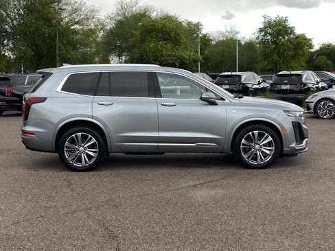 Used 2025 Cadillac XT6 Premium Luxury image 2