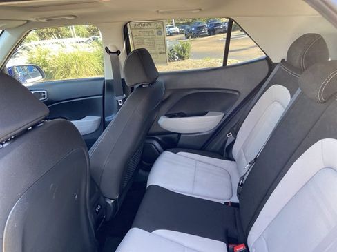 Used 2024 Hyundai Venue SEL image 16