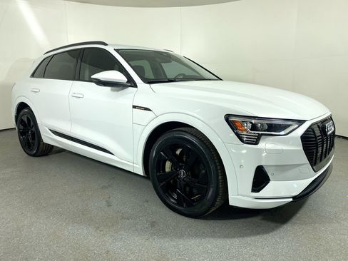 Certified 2022 Audi e-tron Premium w/ Convenience Plus Package image 28