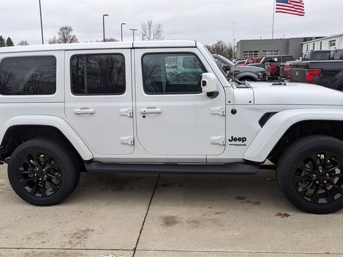 Used 2021 Jeep Wrangler Unlimited Sahara image 2