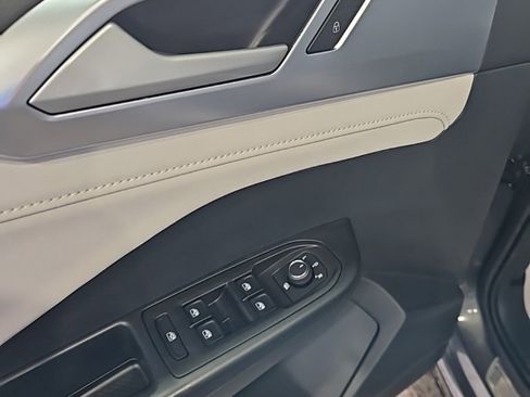 Used 2025 Volkswagen Taos SE image 24