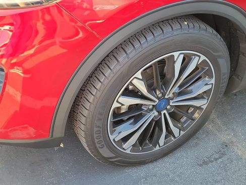 Used 2021 Ford Escape SE w/ SE Sport Appearance Package FWD image 2