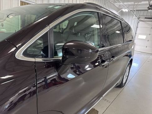 Used 2017 Chrysler Pacifica Touring-L FWD image 28