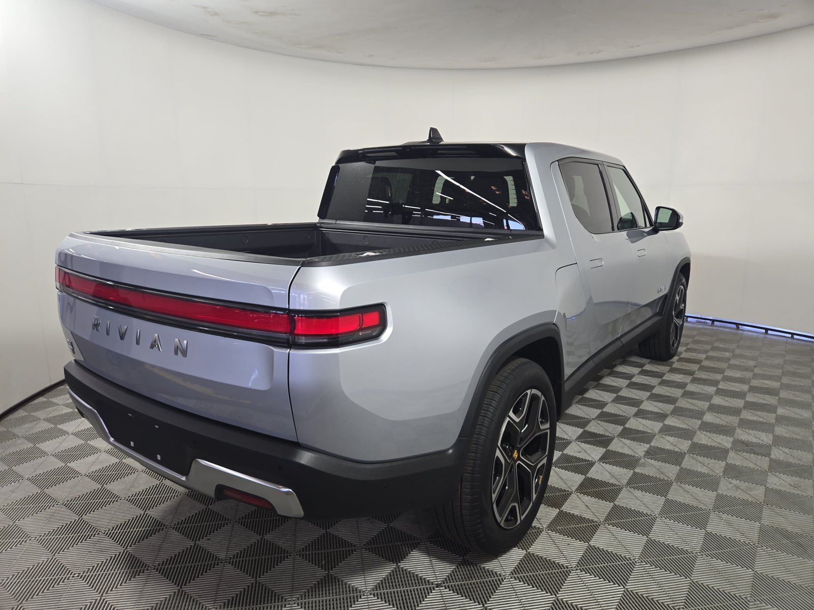 Used 2023 Rivian R1T Adventure Dual AWD/4WD image 5