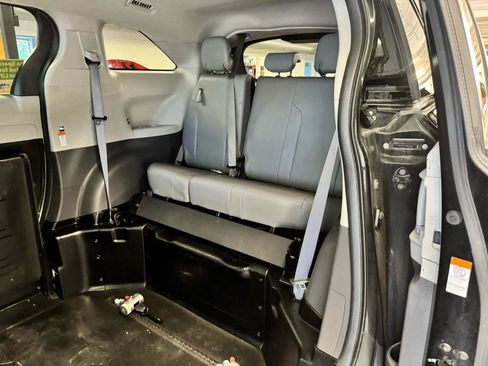 Used 2022 Toyota Sienna XLE FWD image 24