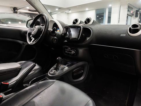 Used 2017 smart fortwo pure image 10