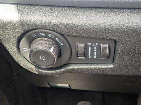Used 2025 Chrysler Pacifica Select FWD image 25