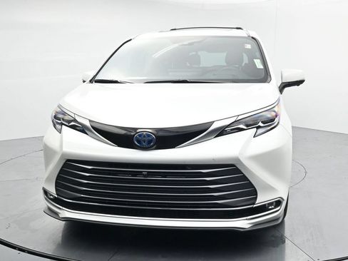 Used 2025 Toyota Sienna Platinum AWD/4WD image 3