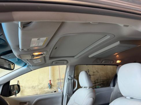 Used 2016 Toyota Sienna XLE Premium FWD image 25