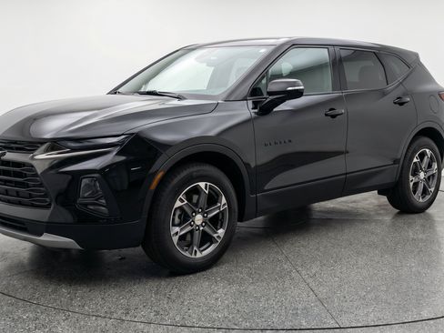 Used 2025 Chevrolet Blazer LT FWD image 3