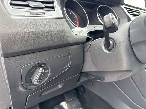 Used 2020 Volkswagen Tiguan SE w/ Panoramic Sunroof Package image 32