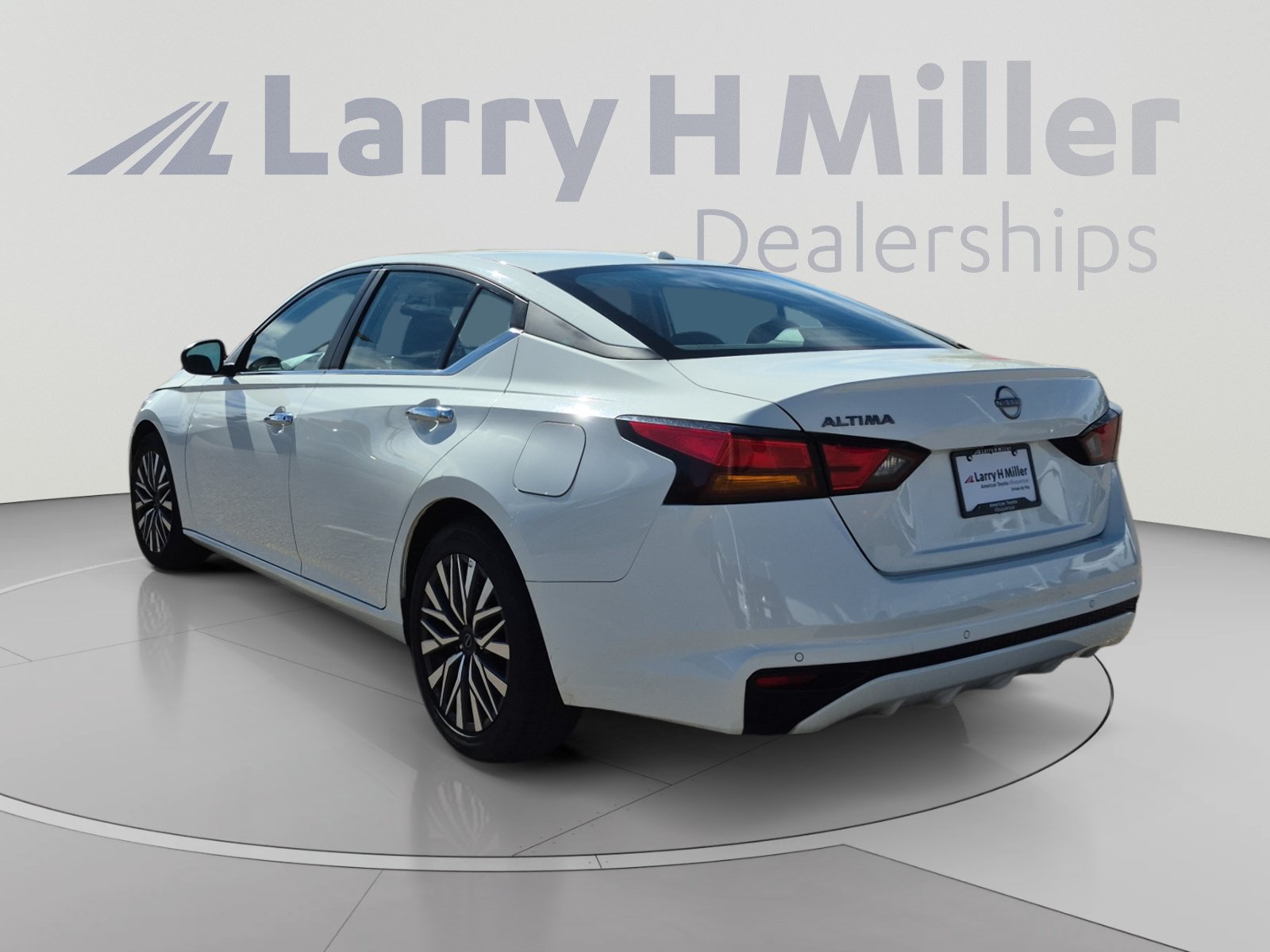 Used 2025 Nissan Altima 2.5 SV FWD image 3