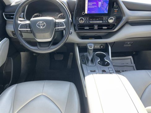 Used 2023 Toyota Highlander L image 16