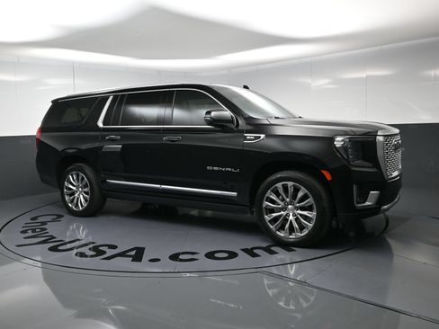 Used 2021 GMC Yukon XL Denali w/ Denali Premium Package AWD/4WD image 2
