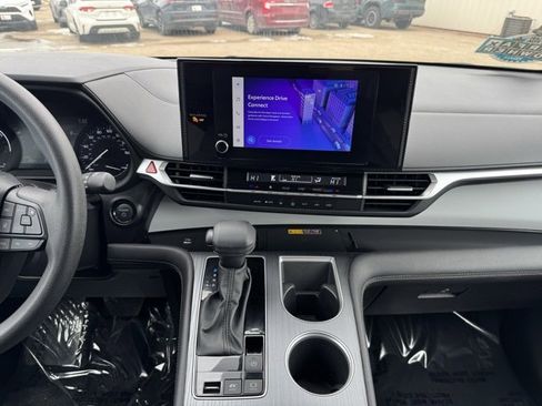 Certified 2025 Toyota Sienna LE image 2