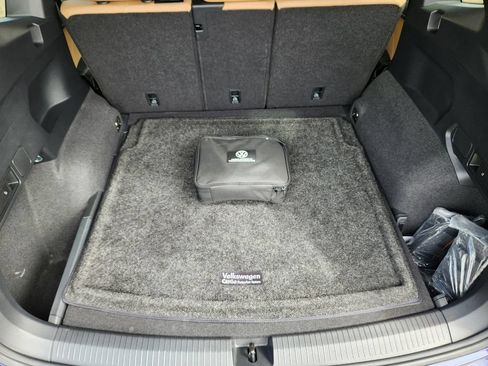 Used 2022 Volkswagen Tiguan SE w/ Panoramic Sunroof Package AWD/4WD image 18