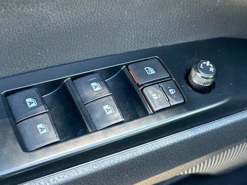 Used 2020 Toyota Camry SE image 11