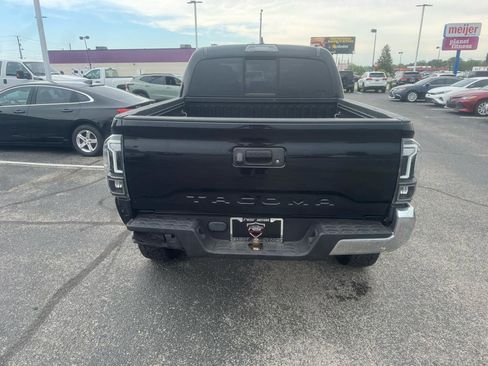 Used 2018 Toyota Tacoma SR5 RWD image 4