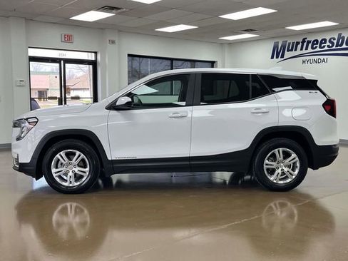 Used 2024 GMC Terrain SLE image 8