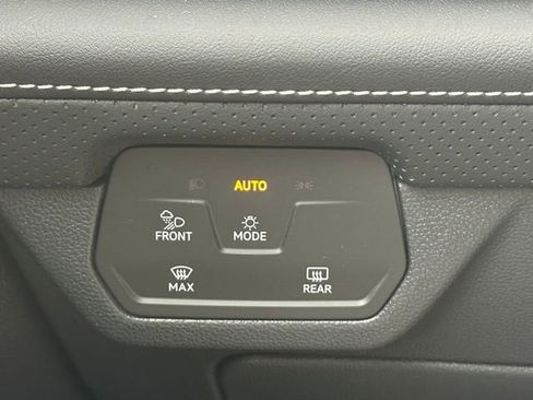 Used 2025 Volkswagen Atlas Cross Sport SE image 16