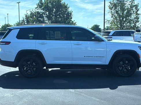 Used 2023 Jeep Grand Cherokee L Limited w/ Black Appearance Package AWD/4WD image 2