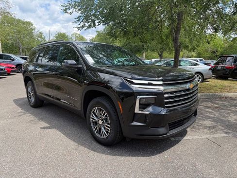 Used 2025 Chevrolet Traverse LT FWD image 1