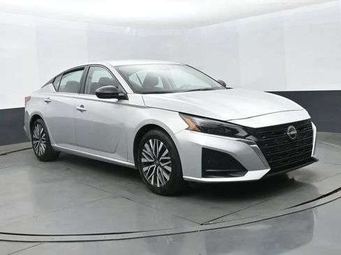 Used 2024 Nissan Altima 2.5 SV FWD image 2