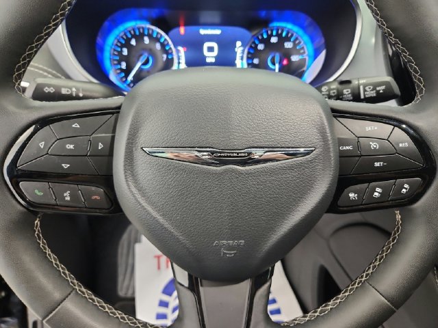 Used 2025 Chrysler Pacifica Limited FWD image 16