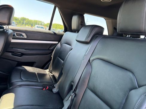 Used 2017 Ford Explorer XLT w/ Equipment Group 202A AWD/4WD image 28