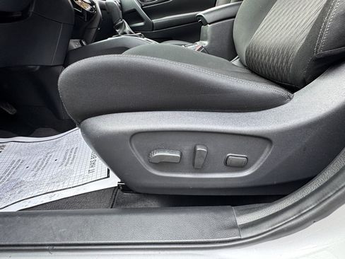 Used 2019 Nissan Rogue SV image 16