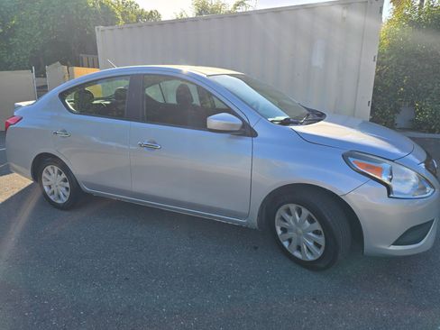 Used 2017 Nissan Versa SV FWD image 4