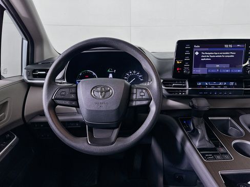 Used 2022 Toyota Sienna LE image 17