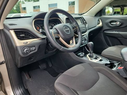 Used 2017 Jeep Cherokee Latitude AWD/4WD image 16