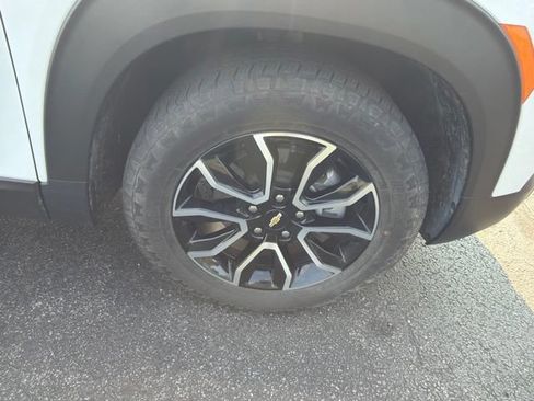 Used 2023 Chevrolet TrailBlazer ACTIV w/ Sun and Liftgate Package FWD image 2