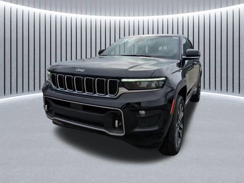 Certified 2024 Jeep Grand Cherokee Overland w/ Luxury Tech Group IV AWD/4WD image 17