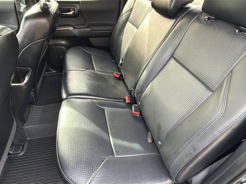 Used 2018 Toyota Tacoma TRD Sport image 12