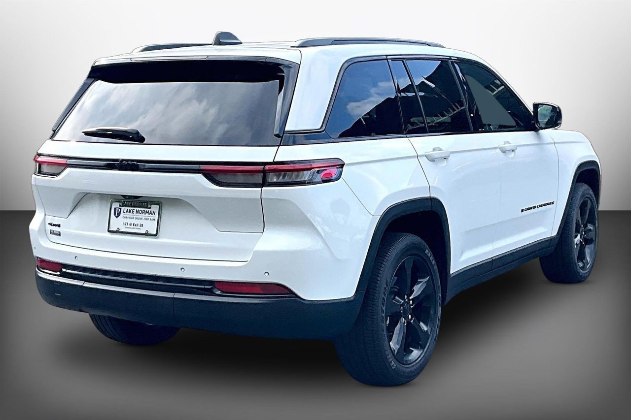 Used 2023 Jeep Grand Cherokee Altitude AWD/4WD image 8