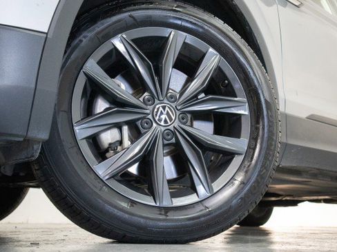 Used 2024 Volkswagen Tiguan SE image 3