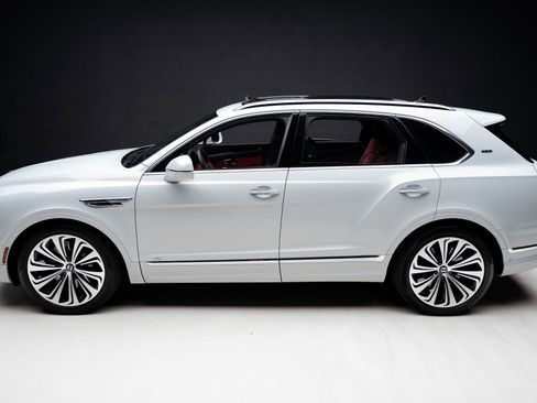 Used 2021 Bentley Bentayga AWD/4WD image 16