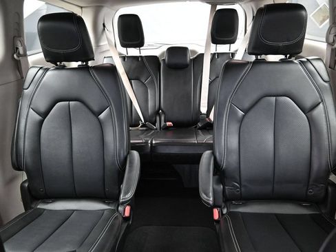 Used 2024 Chrysler Pacifica Touring-L FWD image 23