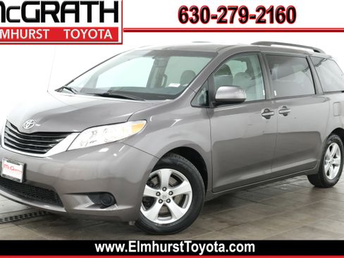 Used 2012 Toyota Sienna LE w/ Towing Pkg image 1