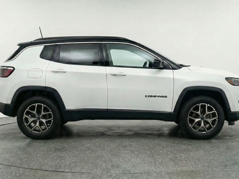 Used 2025 Jeep Compass Trailhawk AWD/4WD image 11