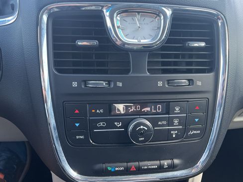 Used 2016 Chrysler Town & Country Touring FWD image 20