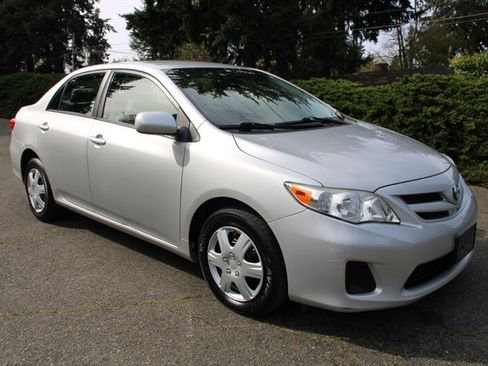 Used 2011 Toyota Corolla LE image 2